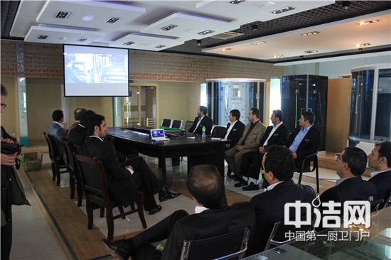 眾多外商實(shí)地走訪歐凱莎實(shí)木浴室柜生產(chǎn)基地